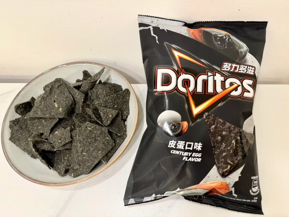 ▲皮蛋多力多滋在家樂福、愛買、7-11相繼開賣，量販2包特價77元，《NOWNEWS》記者試吃真實口感開箱，眾人反應一次看。（圖／記者黃韻文攝）