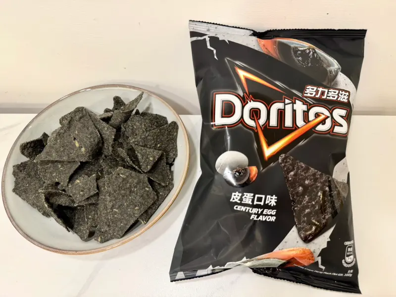 皮蛋多力多滋開賣了！7-11家樂福都有　開箱試吃口感曝：勸你不要