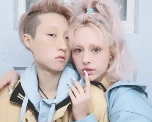 ▲吳卓林（左）和同性伴侶Andi（右）曾在加拿大度過拮据的日子，那時她公開認了是成龍的女兒，希望外界能伸出援手。（圖／摘自 IG@am730hk）