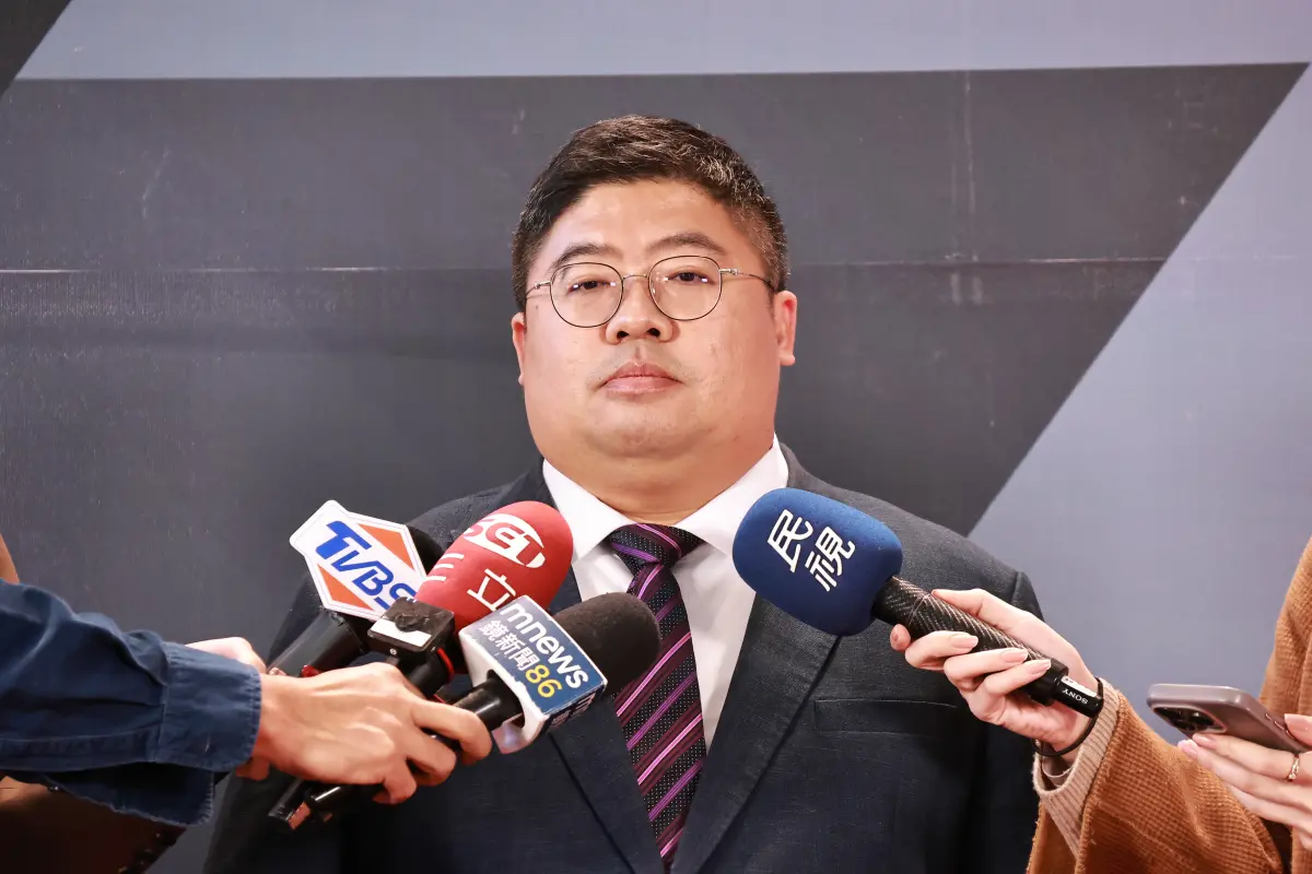 ▲民進黨今日舉行嘉義縣初選政見發表會，蔡易餘大秀黨證，直呼只有自己能團結嘉義。（圖／記者吳翊緁攝,2026.01.04）