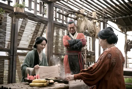 ▲古天樂（中）在《尋秦記》電影版再度合作宣萱（右）與郭羨妮（左）。（圖／華映娛樂提供）