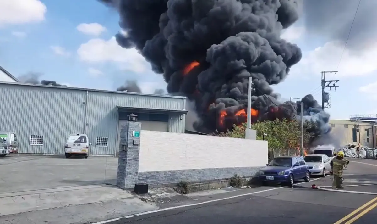 ▲台南永康區中正五街發生火警，警消出動大量人車到場搶救，廢棄物火警緊鄰工廠。（圖／南市消防局提供）