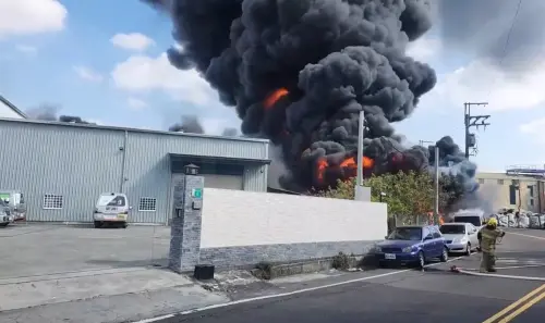 台南永康工業區大火狂燒廢棄物　大量濃煙波及周遭工廠、小貨車
