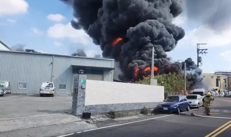 ▲台南永康區中正五街發生火警，警消出動大量人車到場搶救，廢棄物火警緊鄰工廠。（圖／南市消防局提供）