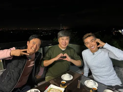 ▲胡瓜（中）Youtube節目《下面一位》，最新一集邀請到檢場（左）和潘若迪（右），三位組成「百歲旅行團」，到貓空挑戰自助出遊。（圖／下面一位提供）