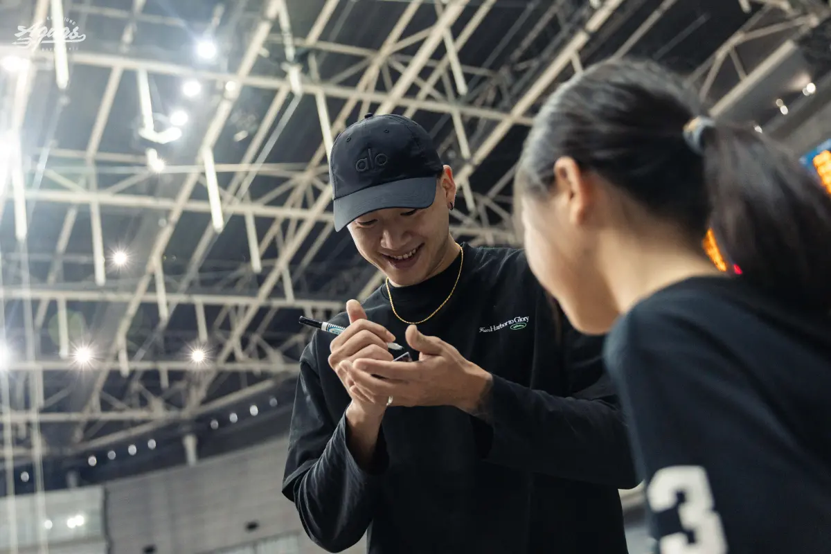 ▲因傷復健中的海神人氣球星邱子軒擔任特別嘉賓，賽前現身與學生近距離互動，感性分享：「籃球就像人生中的朋友，帶我去各地體驗。」（圖／海神提供）