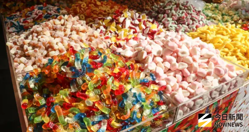 ▲農曆春節時，許多家庭都會到年貨大街採買一大盆應景的古早味糖果，期盼招來喜氣與財運。（圖／NOWnews攝影中心）