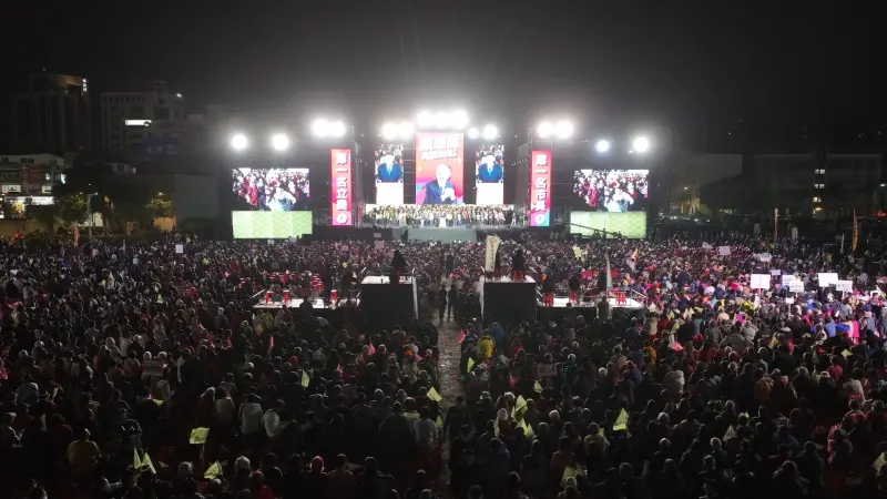 ▲ 高雄市長參選人賴瑞隆今晚舉辦「真誠無畏之夜」造勢活動，現場湧入大批支持者，並集結9位在地及跨縣市立委、市議會議長、市議員、議員參選人，以及超過300位里長與百工百業代表到場力挺。（圖／民進黨高雄市長初選參選人賴瑞隆辦公室提供）