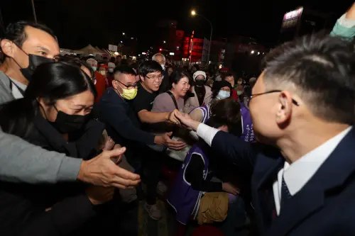 ▲ 高雄市長參選人賴瑞隆進場時受到大批支持者的歡迎。（圖／立委賴瑞隆辦公室提供）