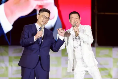 ▲ 菜市場出身的賴瑞隆也與高雄小港區出身、曾協助家人於市場賣豬肉的歌手蔡小虎合唱《挺你到底》，台下市民朋友亦隨者旋律高歌舞動；氣氛熱絡、充滿活力，展現高雄人的豪爽熱情。（圖／立委賴瑞隆辦公室提供）