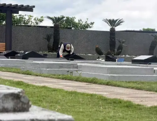 ▲具俊曄昨日被目擊上金寶山細心擦拭大S的墓碑。（圖／微博@麻辣表哥）