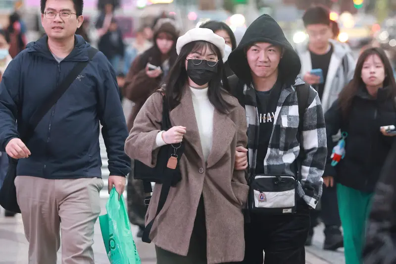 ▲今（5）日強烈大陸冷氣團南下，北部、宜蘭率先降溫，明（6）日全台越晚越冷，周三後有可能達寒流等級。（圖／記者葉政勳攝）