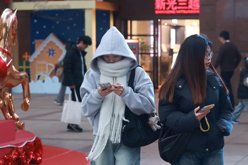 ▲明日起寒流逐漸影響台灣地區，本週日到週一清晨為低溫影響最劇期間，行政院籲國人加強防寒準備。（圖／記者葉政勳攝）