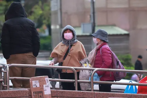 不只天氣冷！今全台「空氣品質」亮橘燈警戒　污染物隨冷氣團南下
