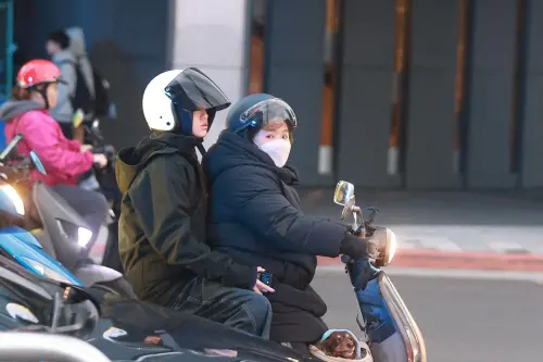 ▲冬天不一定要天天洗頭，只有在工作環境悶熱、長時間處於密閉空間，或必須天天戴安全帽、頭皮特別容易髒的情況下，才需要每天洗頭。（圖／記者葉政勳攝）