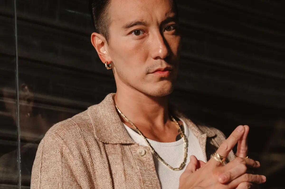 ▲王陽明昨日發文坦言自己新年的第一天就發生車禍，只見他開著要價800萬元的保時捷不慎追撞前車，王陽明向前方車主認錯道歉，強調自己一定會負責。（圖／Sunny 王陽明臉書）