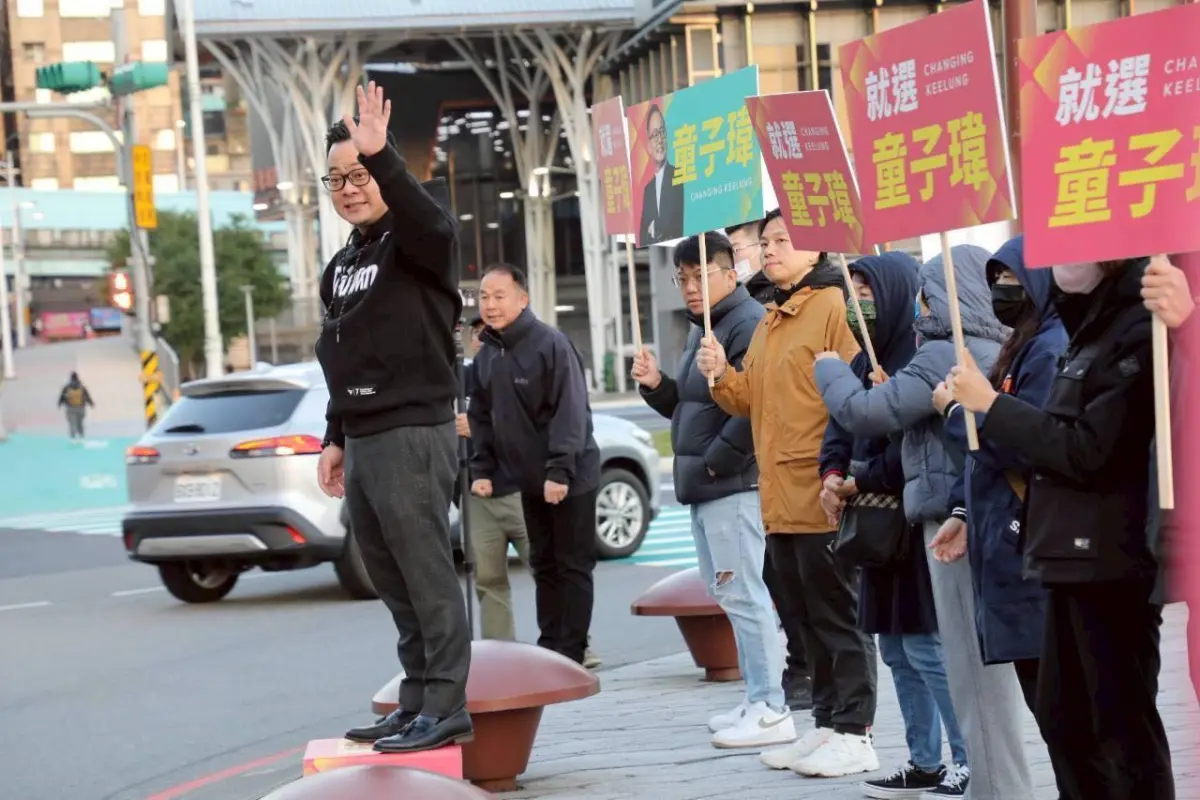 ▲民進黨基隆市長參選人童子瑋今（5）早開始站路口。（圖／取自童子瑋臉書）