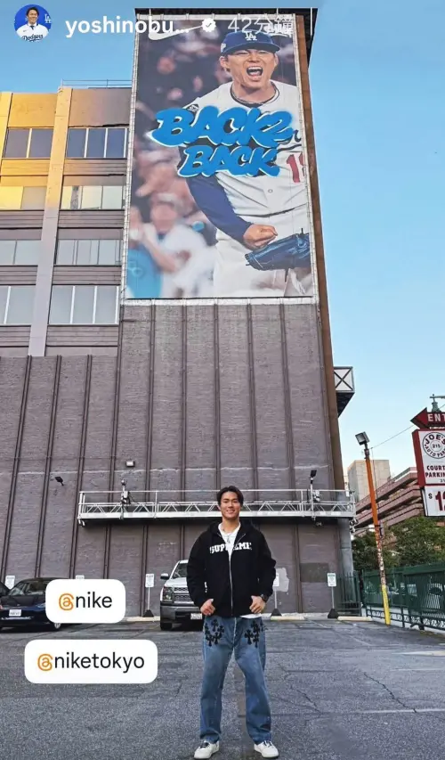 ▲在帶領道奇隊完成衛冕並獲選世界大賽MVP後，Nike特別在洛杉磯市中心掛上一面山本由伸投球英姿的巨大廣告看板。（圖／翻攝自山本由伸IG）