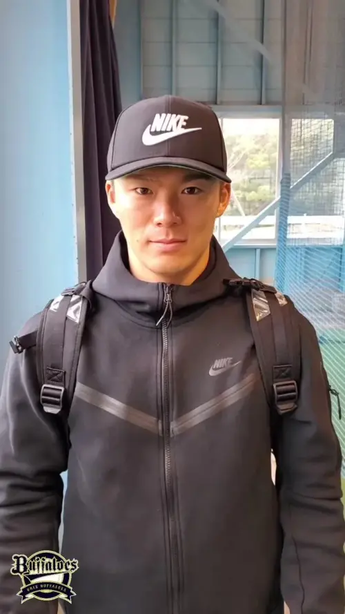 ▲社群媒體上也傳出對比照片，指出效力於洛杉磯道奇隊的巨投山本由伸，過去在歐力士時期也曾穿過同款的黑色Nike Tech Fleece連帽外套。（圖／翻攝自mda007 THREADS）