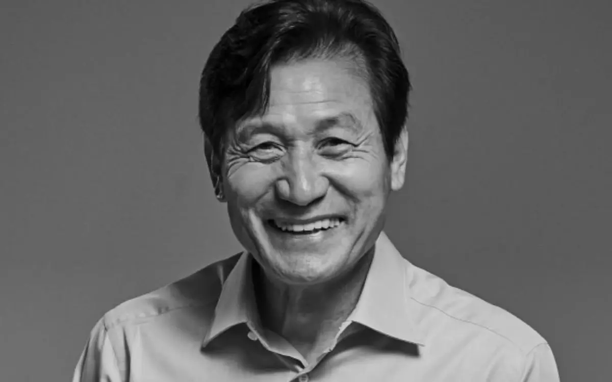 ▲韓國影帝安聖基元旦才剛過完74歲生日，想不到他因心臟驟停送醫，搶救6天後仍未甦醒，在今日過世；而安聖基2022年時曾坦承自己罹患血癌。（圖／IG@artistcompanyofficial）