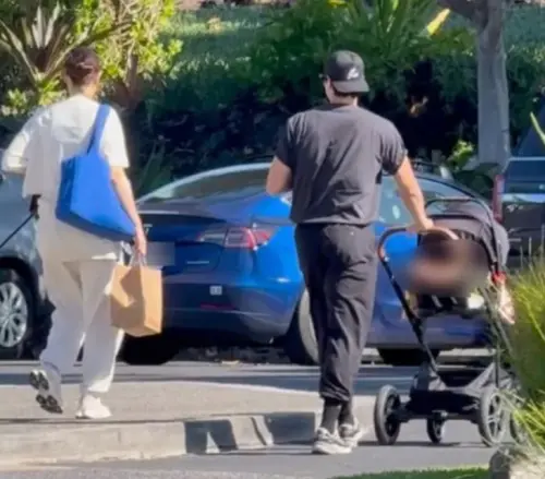 ▲大谷翔平（右）與妻子真美子（左）帶著女兒在夏威夷度假被網友目擊。大谷負責推嬰兒車，真美子則揹著疑似網紅品牌「Thirty Years」的平價藍色托特包，親民風格獲讚。（圖／翻攝自 Instagram）