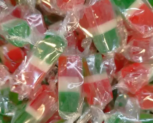 ▲台灣人對於「三色軟糖」的評價十分兩極，由於三色軟糖有嚼勁、韌性強，介於橡皮筋與Q彈果凍之間，但被嫌棄咬起來如同塑膠一樣，更被直指有人工香料味。（圖／蝦皮購物）