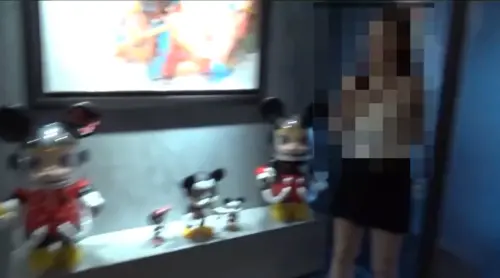 ▲警方攻堅其中一處位於台北市內科商辦的洗錢據點時，發現門口擺放不少公仔，乍看之下不像是犯罪集團的活動場所。（圖／刑事警察局提供）