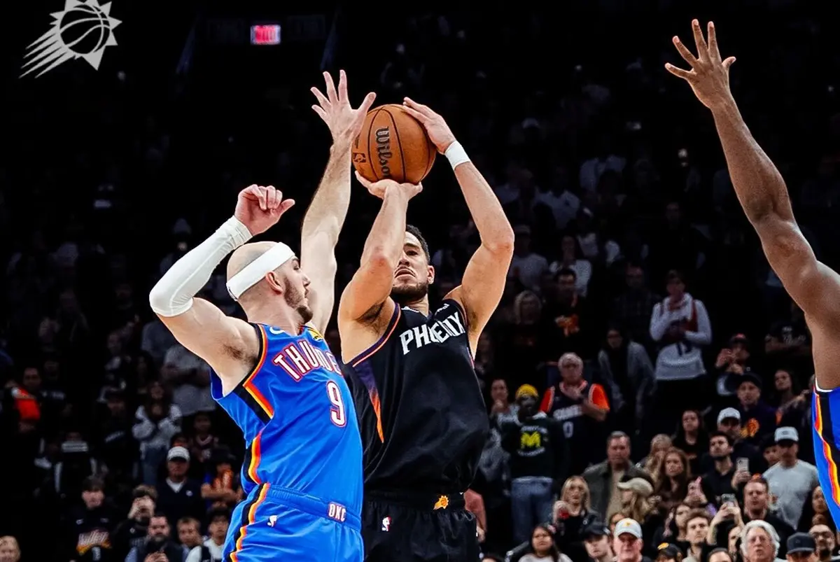 ▲鳳凰城太陽隊明星後衛戴文布克（Devin Booker）在比賽終了前0.7秒投進關鍵致勝三分球，率領太陽隊以108：105險勝全聯盟戰績最佳的奧克拉荷馬雷霆隊。（圖／取自鳳凰城太陽X）