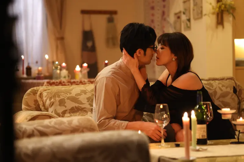 ▲蘇晏霈（右）在《豆腐媽媽》中激吻李運慶，祭出出道以來最大尺度，穿著露肩上衣勾引，還喝酒壯膽。（圖／民視提供）