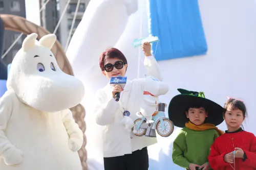 ▲台中市長盧秀燕與中台灣燈會姆明、小提燈一同亮相，不過她還是習慣稱「嚕嚕米」。（圖／台中市政府提供，2026.01.05）