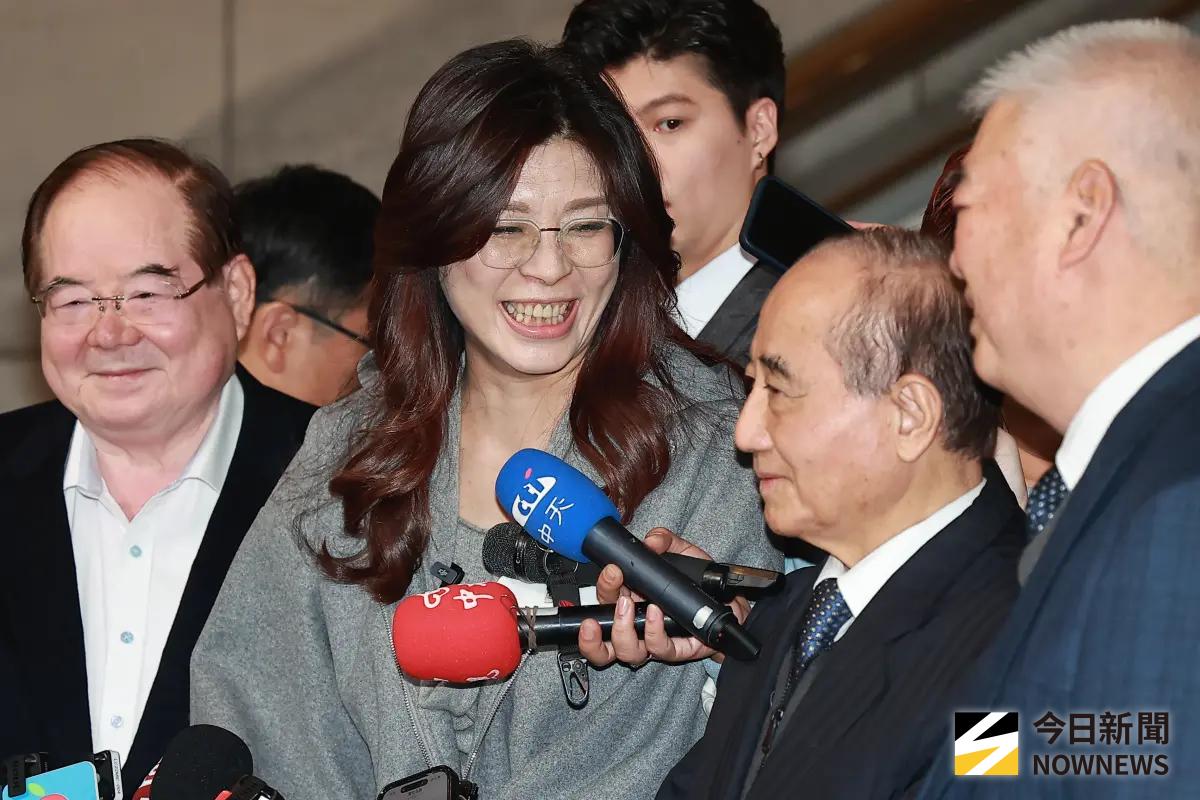 ▲媒體人邱明玉直指，國民黨主席鄭麗文（左二）上任後得罪了不少地方人士。（圖／記者葉政勳攝）