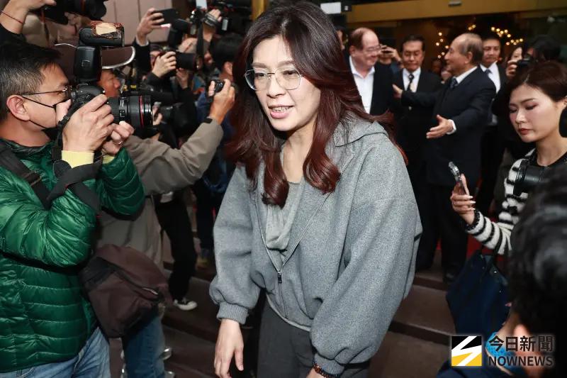 ▲美國3日凌晨突襲委內瑞拉，並逮捕委國總統馬杜洛及其妻子，震驚國際社會；國民黨主席鄭麗文（圖）則向總統賴清德喊話，不要以為做任何危險挑釁的動作，美國都會來幫台灣收拾爛攤子。（圖／記者葉政勳攝）