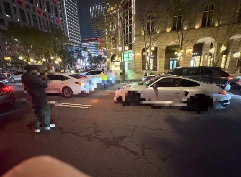 ▲元旦當天，王陽明開保時捷在北市松仁路上發生車禍。（圖／翻攝畫面）