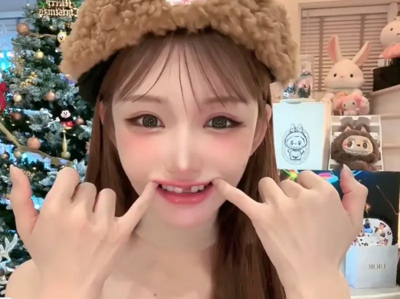 ▲明日花綺羅去年底動刀整形，麻醉甦醒後，她因一時情緒恐慌，牙齒突然用力緊咬呼吸管，竟意外把自己的門牙咬斷，影響美貌。（圖／明日花綺羅X@asukakiraran）