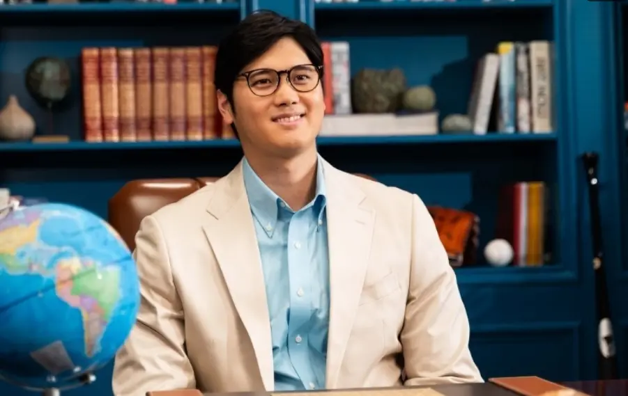 ▲大谷翔平在最新曝光的ECC廣告中，罕見換上「黑框眼鏡」造型，化身知性暖男。他所發起的留學圓夢計畫也邁入第三年，將繼續贊助50名學生出國看世界。（圖／翻攝自ECC官方頻道）