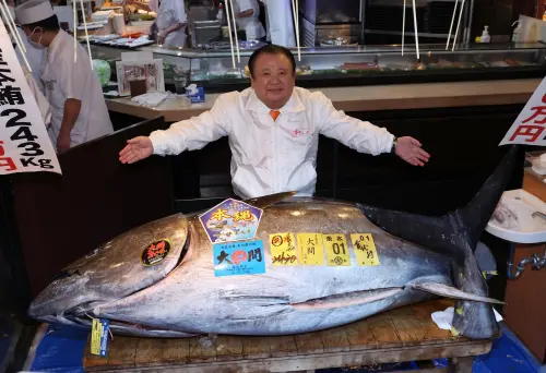 ▲以最高價標下鮪魚的是經營連鎖壽司店「壽司三味」的喜代村。（圖／美聯社／達志影像）