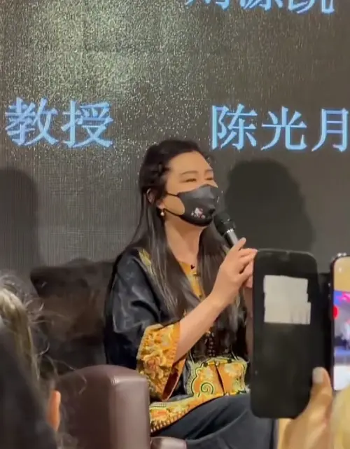 ▲王祖賢近日參加美國的醫學論壇，親曝當年引退原因。（圖／翻攝自微博）