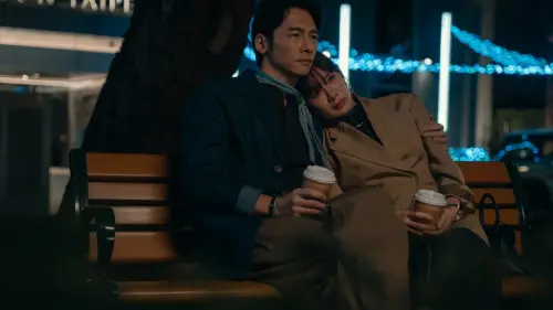 ▲《整形過後》安心亞（右）喪母崩潰，温昇豪（左）出現成救贖。（圖六魚文創提供)