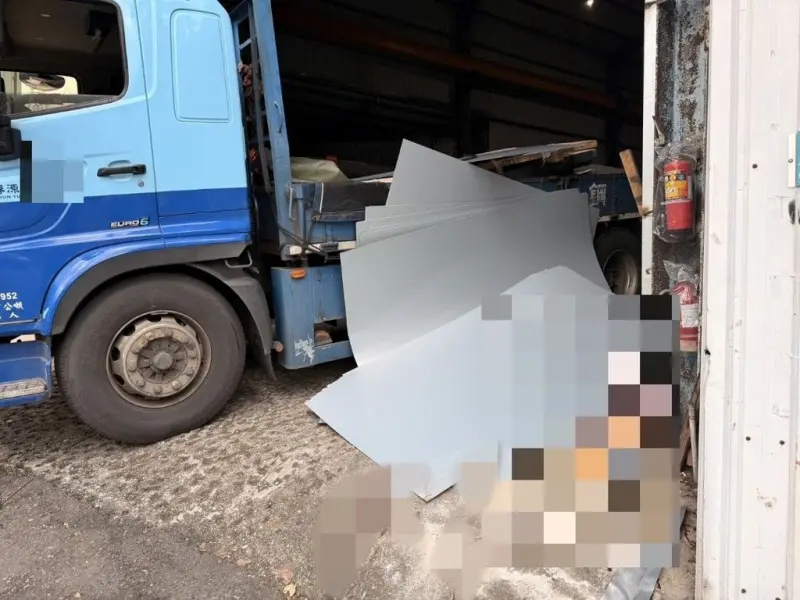 快訊／鋼板突滑落！新北48歲貨車司機遭砸　頭部破裂身亡
