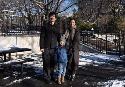 ▲西島秀俊（左）與桂綸鎂（右）在《最親愛的陌生人》扮演在紐約的夫妻，演兒子的童星跟西島秀俊靠寶可夢搏感情。（圖／甲上娛樂提供）