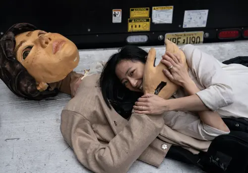 ▲桂綸鎂（右）在《最親愛的陌生人》有偶戲演出的段落。（圖／甲上娛樂提供）