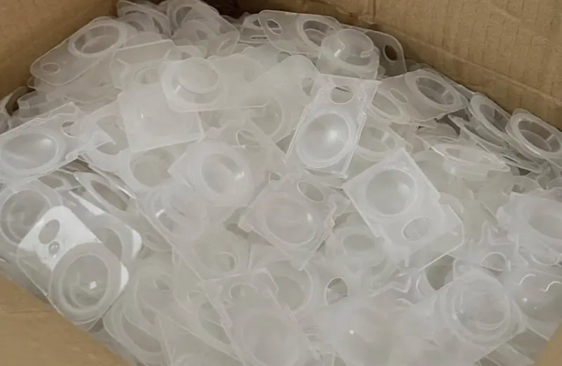 ▲日拋隱眼剩下的塑膠空殼，直接丟掉其實真的很浪費！環保業者認證，隱眼包裝盒「回收價值超高」。（圖／Threads@ei studio）