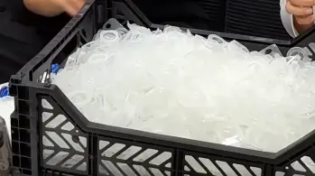 ▲日拋隱眼剩下的塑膠空殼採用聚丙烯（PP）材質製成，且使用結束依舊乾淨，回收價值極高。（圖／翻攝用芯看世界 張芯瑜眼科醫師臉書）