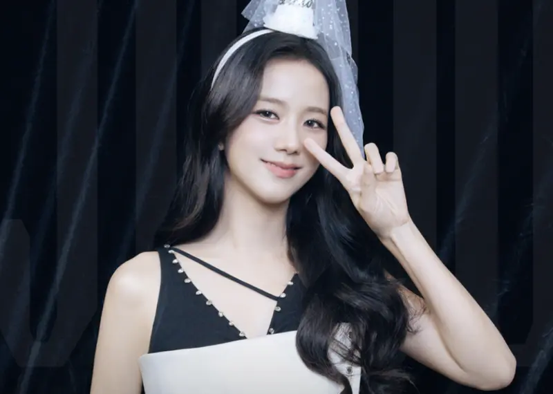 ▲BLACKPINK成員Jisoo日前過生日，她邀請103名粉絲一起開海底撈派對，現場不僅免費吃，還可以抽最新款iPhone手機。（圖／X@BLACKPINK）