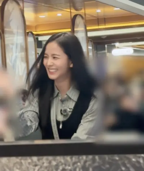 ▲Jisoo為現場粉絲準備許多禮物。（圖／JISOO 抖音）