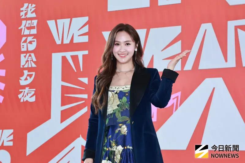 ▲A-Lin在台東跨年上展現超強控場能力，讓網友表示「明年跨年不需要主持人」。身為台北跨年晚會主持人的Sandy（如圖）今日出席記者會，被問到看法時幽默說：「A-Lin沒辦法在這麼多地方，各個地方還是要有不同人服務。」（圖／記者吳翊緁攝影）