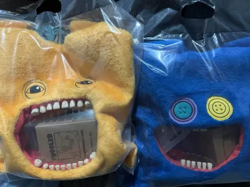 ▲2026全家福袋推出599元牙寶開窗絨毛包，醜萌又可愛的外表瞬間圈粉無數人，引發全台粉絲爭搶。（圖／翻攝Threads）