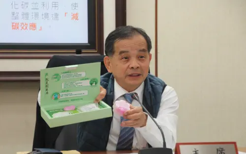 ▲台糖將近年與國家原子能科技研究院合作，將煙道中的二氧化碳捕捉下來，進一步轉化為小蘇打，每天可以捕捉10公斤二氧化碳，生產15公斤的小蘇打，再與耐斯集團合作生產成香皂、洗手乳，規劃在各大高鐵站使用。（圖／記者鍾泓良攝影）