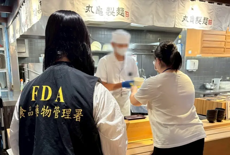 ▲丸龜製麵基隆店因使用重組肉，卻未依規定在菜單上標示加註「僅供熟食」等警語，遭開罰裁處新台幣3萬元。（圖／食藥署）