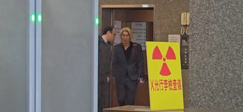 ▲陳鑒染金髮、穿藍色西裝出庭，相當醒目。（圖／記者劉松霖攝）